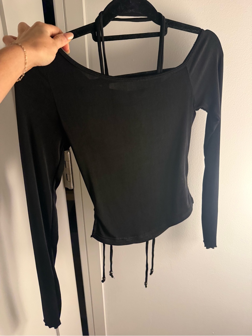 Tiger mist Off-Shoulder Black Long-Sleeve Top with Choker Detail - Picture 4 of 6